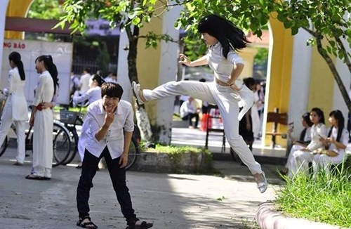 Váy áo tung cước, cô bạn này dường như không để ý là tà áo dài cùng tư thế tạo dáng độc đã khiến hình ảnh của mình có chút phản cảm.