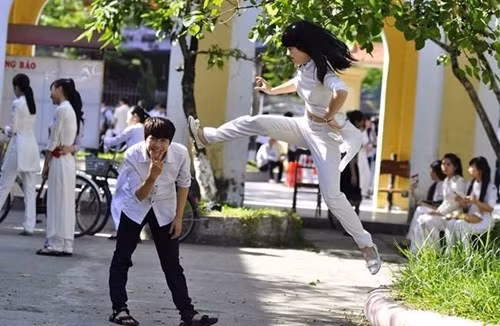 Váy áo tung cước, cô bạn này dường như không để ý là tà áo dài cùng tư thế tạo dáng độc đã khiến hình ảnh của mình có chút phản cảm.