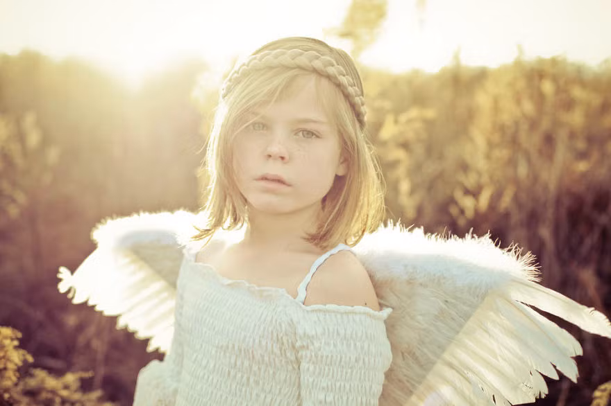 Câu chuyện đẹp của Alice bắt đầu khi cô bé được 7 tuổi. Vào năm này, cô bé được nhận nuôi bởi gia đình của nhiếp ảnh gia Kelly Lewis. Khi được nhận nuôi, cô quyết định đổi tên của mình thành Alice - theo tên một nhân vật mà cô bé yêu thích.