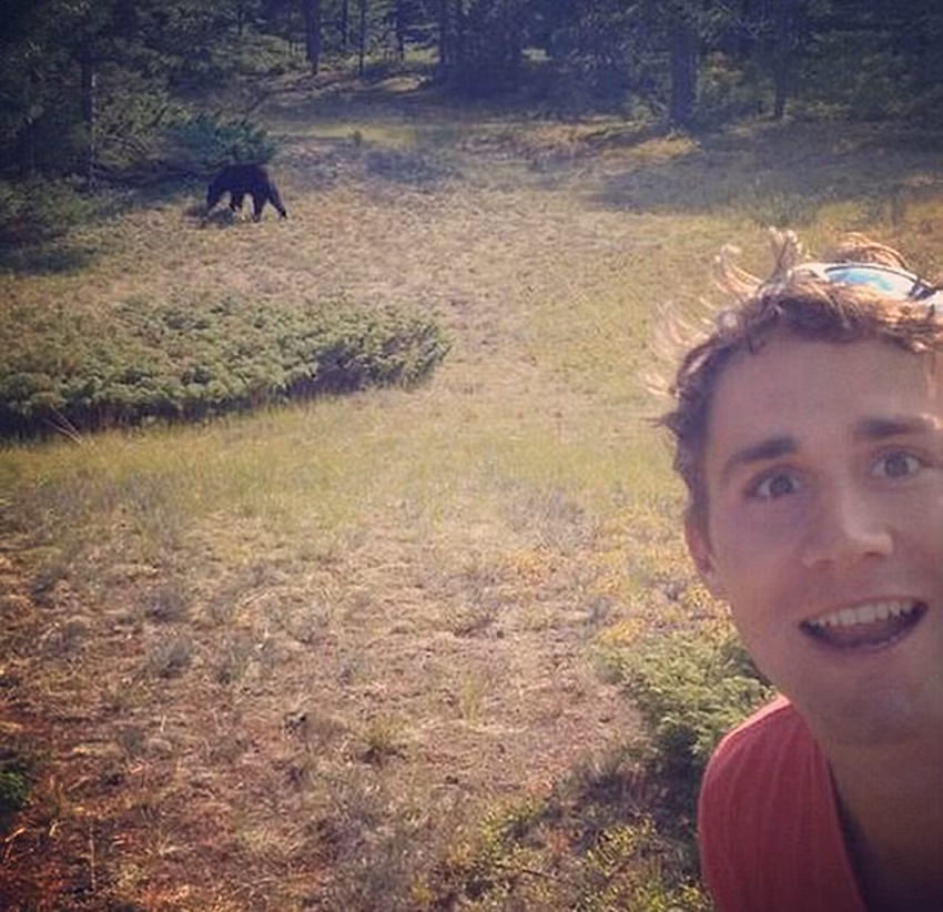 Được biết, tại khu vực này đã từng xảy ra trường hợp một con gấu lao vào nhóm du khách nhưng may mắn không ai bị thương, tuy nhiên vẫn chẳng ăn nhằm gì với kiểu tự sướng mới của một số bạn trẻ.