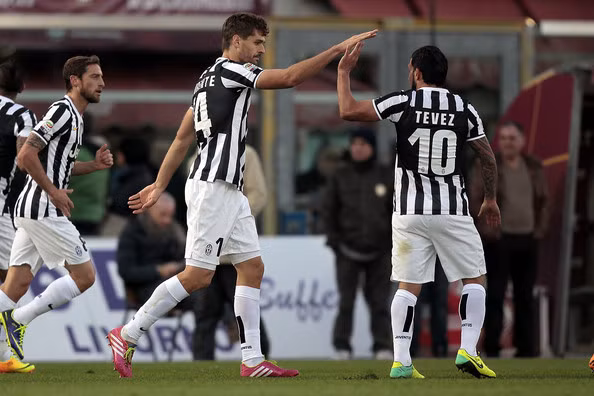 Carlos Tevez (1m73): Phải thi đấu cùng với những đồng đội cao lớn như Llorente nhưng Tevez luôn thể hiện được độ sắc sảo của mình. Từ những pha lừa bóng đến những pha nước rút, Tevez đều thực hiện khá tốt và anh đang là chân sút hiệu quả nhất của Juve tại Serie A. Ảnh: Zimbio.com.