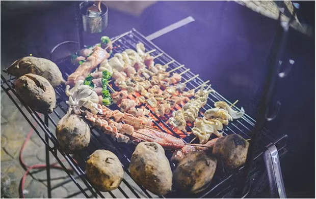 Cái thú khi đến Sapa mùa đông là ngồi cạnh bếp lửa hồng thưởng thức những món nướng đặc sản của vùng đất này như cá hồi, trứng, hạt dẻ. Bên cạnh đó, các bạn cũng đừng quên mua những chiếc khăn thổ cẩm do chính bàn tay tài hoa của những thiếu nữ dệt. 