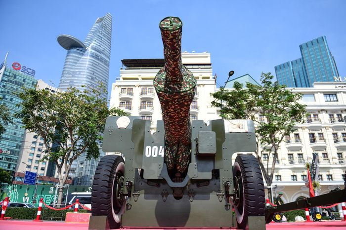 Trước đó, những khẩu đại bác này được Lữ đoàn 96 (Binh chủng Pháo binh) vận chuyển từ huyện Long Thành (Đồng Nai) đến TP.HCM trong đêm 6/4. Mỗi khẩu pháo nặng khoảng 4 tấn.