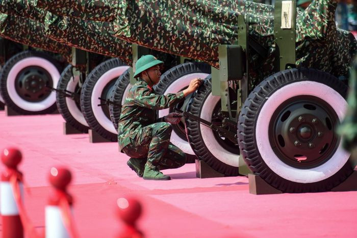 Sau khi đến địa điểm tập kết trận địa pháo, lực lượng quân đội nhanh chóng triển khai các bước lắp đặt pháo theo đúng vị trí đã được lên kế hoạch trước đó. Công việc diễn ra rất khẩn trương.