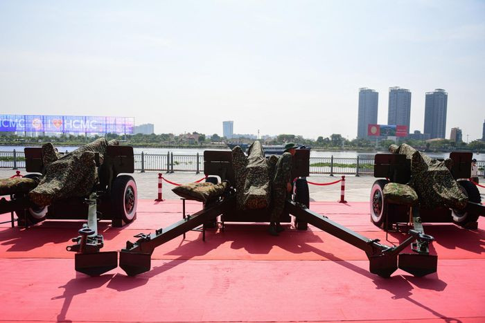 Dàn đại bác được đặt thẳng hàng trên nền thảm đỏ trải dài theo bờ sông Sài Gòn.