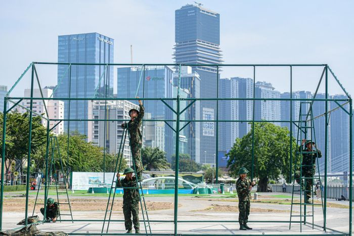 Chiến sĩ thuộc lữ đoàn 96 khẩn trương lắp đặt thêm các công trình phụ trợ quanh khu vực quanh trận địa pháo.