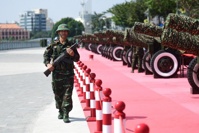 Khu vực quanh trận địa pháo đã được rào chắn cẩn thận và kiểm soát nghiêm ngặt nhằm đảm bảo an ninh tuyệt đối cho toàn bộ quá trình chuẩn bị.
