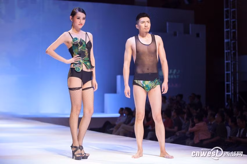 Không chỉ có những mẫu lót cho nữ giới, những mẫu đồ lót cho nam giới cũng được các sinh viên đưa vào bài tốt nghiệp của mình.