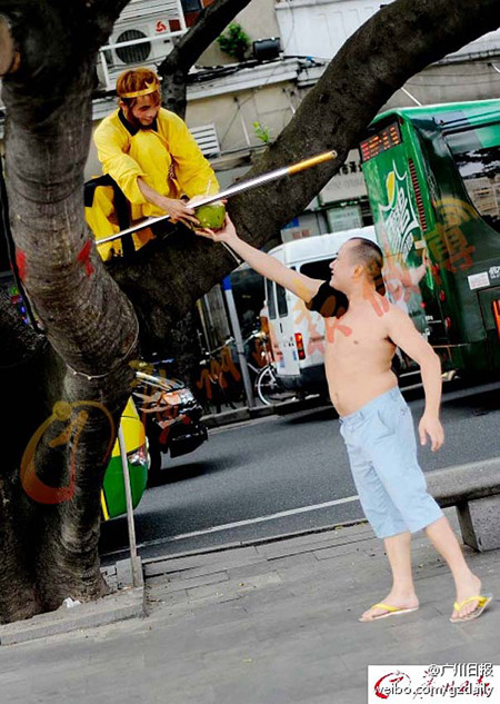 Tuy nhiên, cũng có người tỏ ra không mấy thích thú với hành động của Chen và thẳng thắn bình luận: "Những nhà quản lý đô thị đâu rồi? Sao lại để tình trạng tự phát này diễn ra, một đám đông tụ tập có thể cản trở giao thông và những hệ lụy phát sinh khác. Thật không thể hiểu nổi tại sao mọi người lại thích thú và ủng hộ". Trong ảnh là Chen đang được một người dân tặng một quả dừa vì đã biểu diễn nhiệt tình.