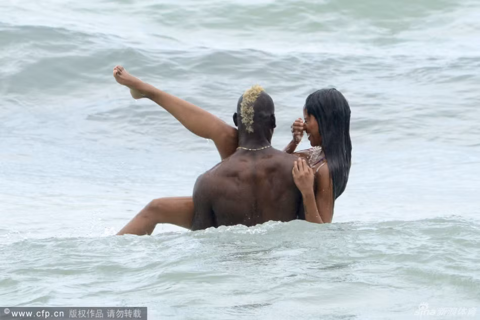 Tuyển thủ Italy đang đi nghỉ cùng bạn gái Fanny Neguesha ở Miami, Mỹ.