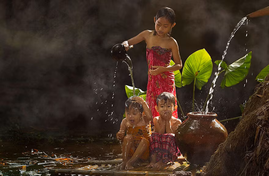 Herman Damar, một nhiếp ảnh gia tự học ở Indonesia, đã nắm bắt được những khoảnh khắc tuyệt đẹp từ cuộc sống hàng ngày của người dân sống bên ngoài Thủ đô Jakarta.