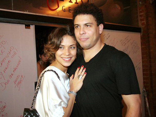 Ronaldo "béo" tình tứ bên Maria, người đã bắt anh đình sản. Ảnh: Futebolbrasileirao.com