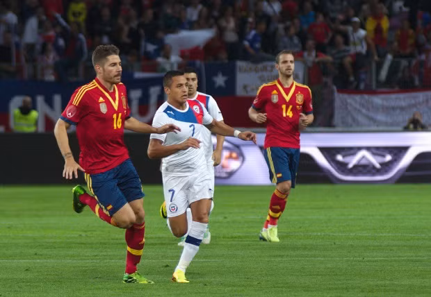 Alexis Sanchez (1m68): Mang tiếng là chân ngắn nhưng Sanchez (áo trắng) đang là điểm tựa chính của Arsenal, với thân hình nhỏ con nhưng cầu thủ này cũng có những cú nước rút tuyệt vời.