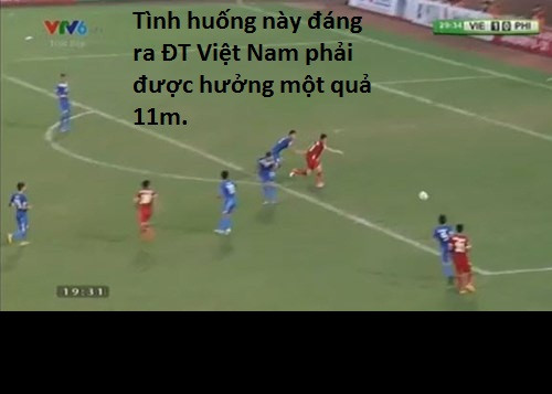 Đây là một tình huống rõ ràng hơn về việc Công Vinh bị phạm lỗi. Nhưng cũng như tình huống đầu tiên, Công Vinh vẫn không mang về cho ĐT Việt Nam một quả 11m.