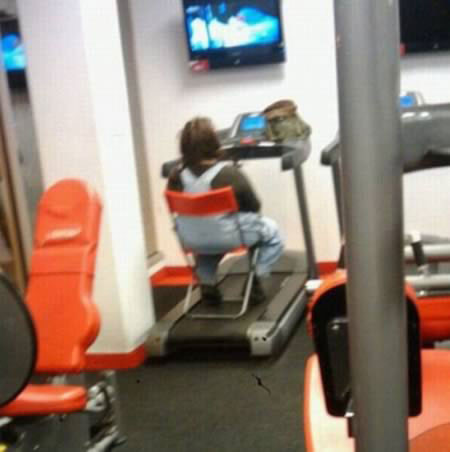 Vừa tập thể dục vừa xem tivi.