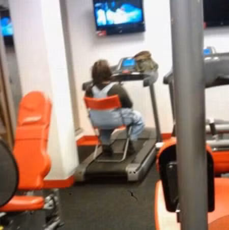 Vừa tập thể dục vừa xem tivi.