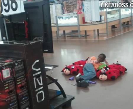 Tranh thủ xem tivi trong lúc đi mua sắm.