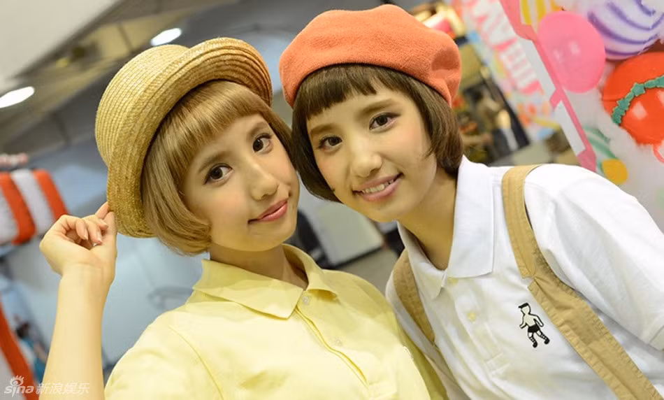 Cặp chị em song sinh người Nhật Bản này đang nổi như cồn trên mạng nhưng là vì bị cư dân mạng... "ném đá" bình luận.