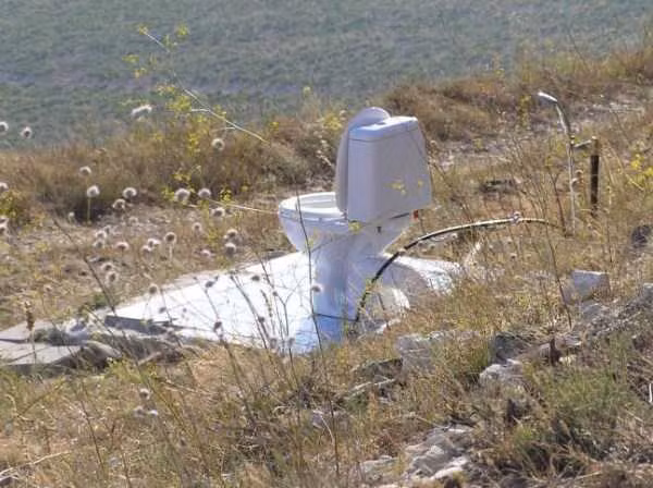 Toilet "lộ thiên".