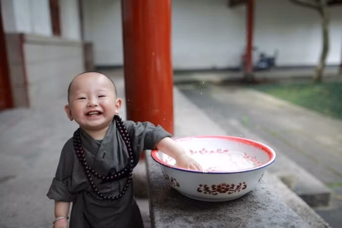 Cười hạnh phúc khi được nghịch nước giống như bất cứ đứa trẻ nào.