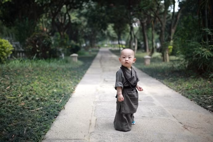 Một nhóm bạn trẻ khi đi tham quan một ngôi chùa tại Phúc Châu, Trung Quốc đã phát hiện ra một tiểu hòa thượng siêu đáng yêu, và theo chân cậu bé thực hiện một bộ ảnh. Sau khi bộ ảnh được đăng tải, đã thu hút một lượng lớn sự quan tâm từ cộng đồng mạng.