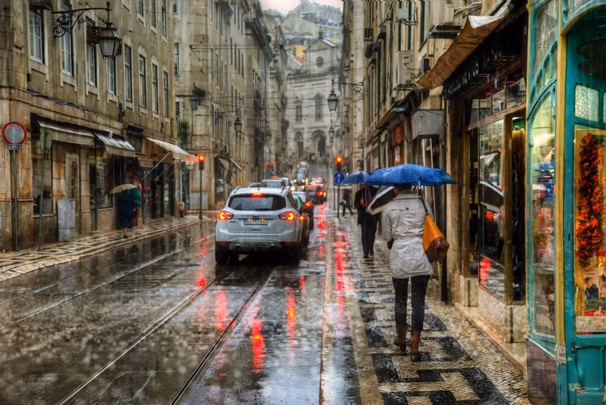 Ngay cả khi rõ ràng hơn một chút, người ta vẫn thấy đâu đó những góc màu được nước mưa đánh bóng, phủ lên một màu sắc mới mẻ.