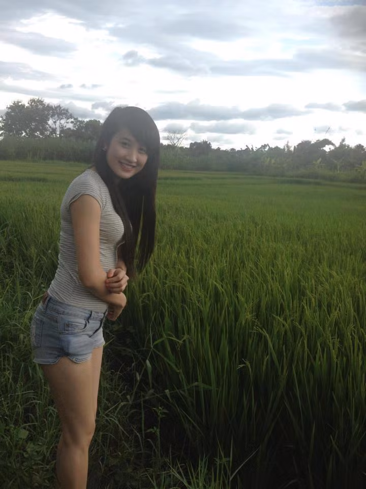 Tuy nhiên, những hình ảnh quá tương phản đôi khi lại khiến người xem cảm thấy phản cảm, lắc đầu ngao ngán với những kiểu trang phục hở hang quá đà nơi làng quê.