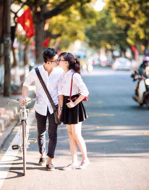 Bộ ảnh cưới của đôi bạn trẻ Kiều Oanh và Thế Huy đã thực sự gây ấn tượng với nhiều người khi “tái hiện” lại những năm tháng yêu nhau từ thời cắp sách tới trường. Cô dâu, chú rể hồn nhiên trong những chiếc áo trắng, tung tăng nắm tay nhau đã tạo nên cho bộ ảnh sự khác biệt.