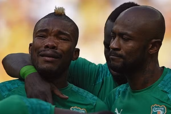 Cầu thủ Bờ Biển Ngà Serey Die cũng bất ngờ khóc như mưa khi đang hát vang quốc ca trong trận gặp Mexico. Sự nức nở của Serey Die thậm chí còn khiến người hâm mộ lầm tưởng nhà anh mới có tang.