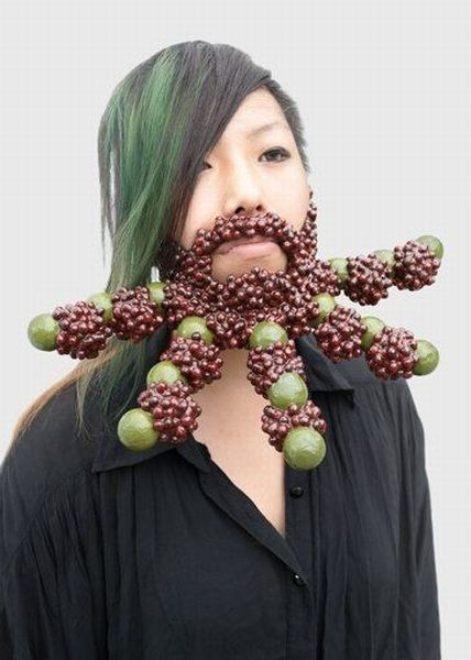 Bộ râu tự chế độc đáo.