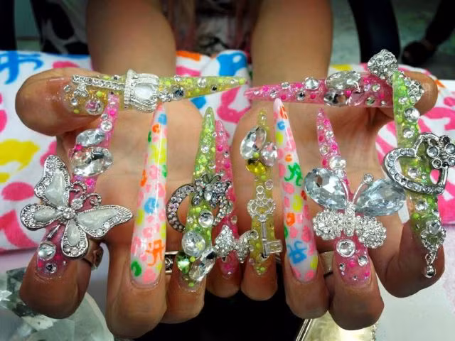 Bộ móng tay sặc sỡ.
