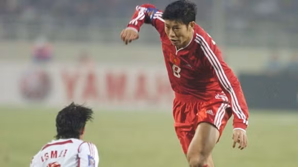  Vòng bảng AFF Cup 2004: Việt Nam 0-3 Indonesia. 2004 là năm đầu tiên Tiger Cup đổi tên thành AFF Cup. Tại giải đấu này, ĐTVN được đánh giá là ứng cử viên sáng giá cho chức vô địch. Trận đầu tiên, VN đã cầm hòa Singapore với tỷ số 1-1 rồi chiến thắng 9-1 trước Campuchia. Trận đấu cuối cùng, chúng ta gặp Indonesia rồi để thua 0-3 và chấm dứt hành trình AFF Cup 2004. Đây là lần đầu tiên từ khi Tiger Cup khởi tranh ĐTVN bị loại ngay từ vòng bảng.