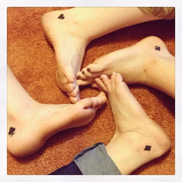 Bộ tứ chị em này sở hữu những biểu tượng của các lá bài được sắp xếp theo thứ tự chị cả là Cơ, chị thứ hai là Dô, chị ba mà Tép và cô út là Bích. Rất đáng yêu và ý nghĩa.