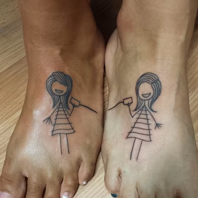 Hình ảnh ngộ nghĩnh này sẽ khiến những cô gái nhớ mãi về kỷ niệm tuổi thơ ngọt ngào của hai chị em.