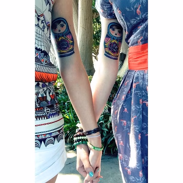 Ngay cả khi không là chị em gái ruột những cô bạn thân thiết như chị em, những cô gái là bạn nối khố có tình cảm chẳng khác gì ruột thịt cũng không ngần ngại mà hưởng ứng trào lưu xăm hình đôi này.