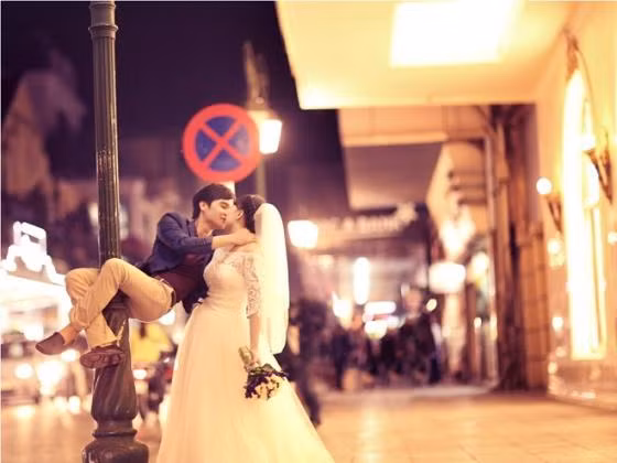 Chú rể không ngại ngần trao cho cô dâu nụ hôn ở tư thế mạo hiểm.