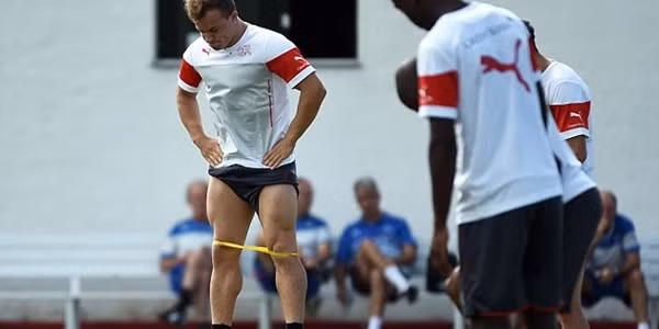 Trong thời gian diễn ra World Cup 2014, thời tiết nóng bức ở Brazil cũng khiến Xherdan Shaqiri phải vén cao quần để việc tập luyện được thoải mái.