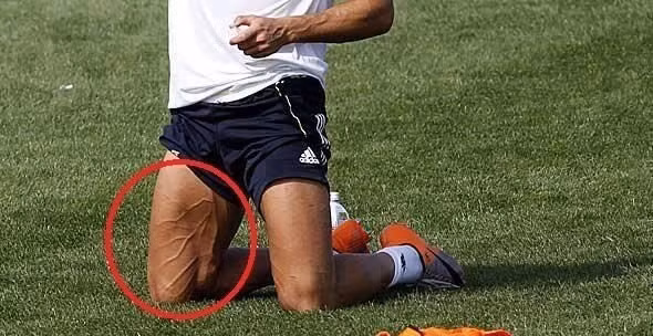 Cristiano Ronaldo sở hữu một thân hình lý tưởng cùng mọi cơ bắp săn chắc nên CR7 luôn tự tin khoe cơ thể mình trên sân tập của CLB Real Madrid.