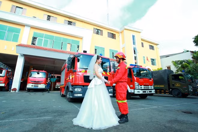 với tình yêu nghề, cả 2 đã nghĩ cách thể hiện niềm tự hào với nghề nghiệp mình gắn bó và đã thực hiện bộ ảnh cưới PCCC.