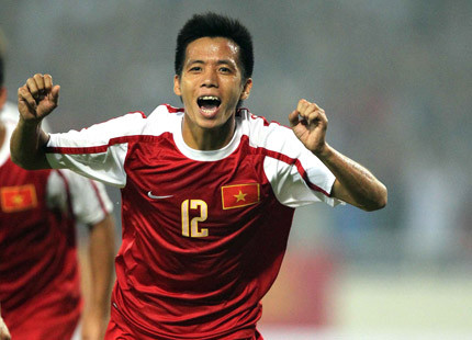 Văn Quyết còn gọi Quyết "rừng" với vẻ ngoài lạnh lùng kể cả khi thi đấu lẫn lúc ăn mừng bàn thắng Quyết "rừng" vẫn lạnh lùng đến đáng sợ.