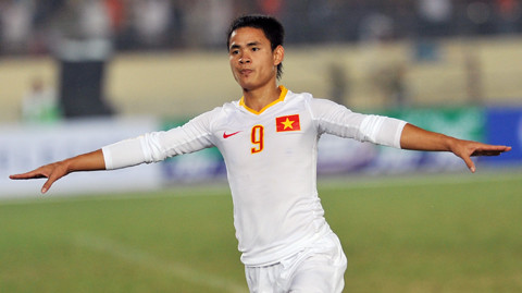 Hoàng Đình Tùng tự Tùng "con" chỉ sở hữu chiều cao là 1m66 và nặng 60kg. Các đồng đội đặt cho hiệu là Tùng "con" quả không sai với Đình Tùng.