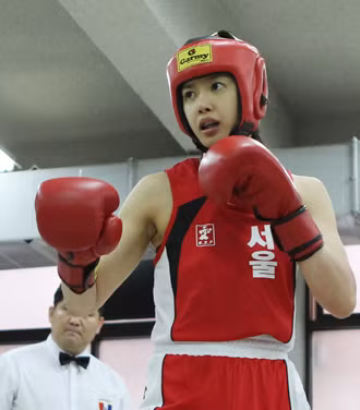 Cô trở thành tay đấm nghiệp dư vào tháng 11/2010.