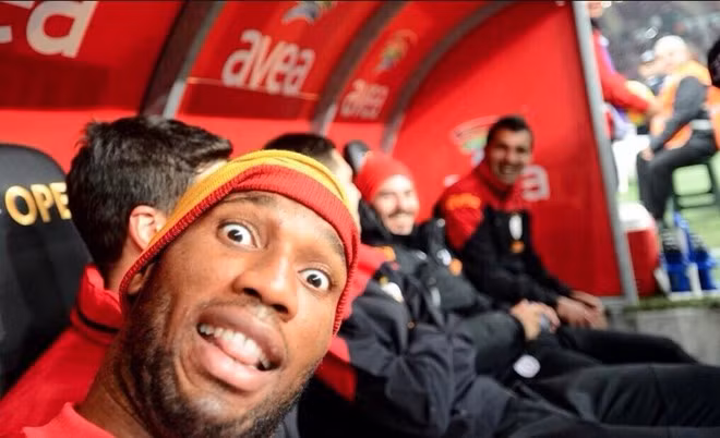 Khi còn đầu quân cho Galatasaray, Didier Drogba không có việc gì để làm nên đã cùng đồng đội chụp ảnh tự sướng.