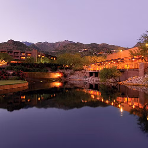  Loews Ventana Canyonon, Tucson là một khu resort trên núi Santa Catalina. Từ khách sạn ở đây, chỉ cần đi bộ vài phút là tới vùng hoang dã của người Mỹ. Đi xa khoảng 2,5 dặm là có thể cảm nhận được vẻ đẹp tự nhiên của núi. Tại có một đường mòn khoảng 900 mét lên trung tâm núi.