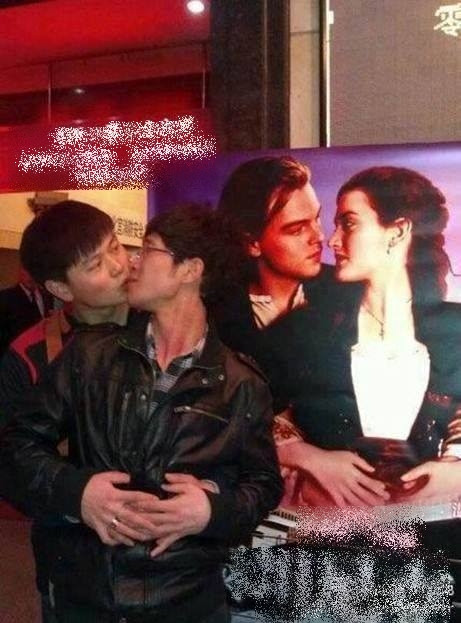 Cặp đôi hoàn cảnh này "thi triển" màn ôm ấp tại chốn đông người.