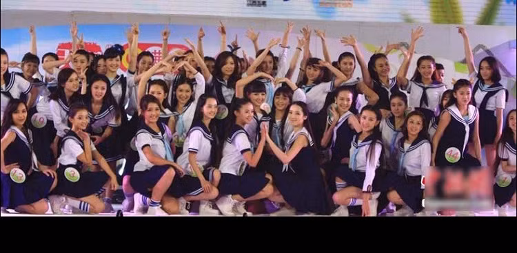 Hình ảnh xinh đẹp của các nữ sinh trung học trong bộ đồng phục đã hớp hồn những cư dân mạng theo dõi cuộc thi.