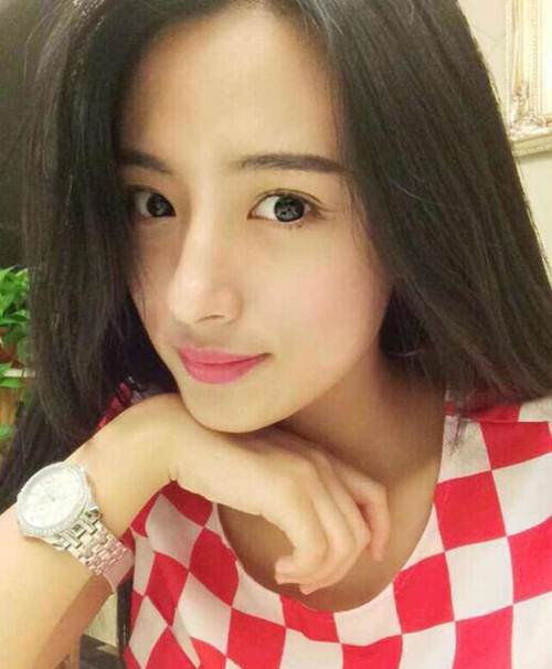 Hoa khôi của ĐH Dầu khí thích đọc sách, chơi piano, và mua sắm. Cô cũng tâm sự rằng mình khá lười, chính những lời tâm sự thật lòng của Chen khiến cô trở nên giản dị, gần gũi và dễ gần, mang lại nhiều thiện cảm hơn.