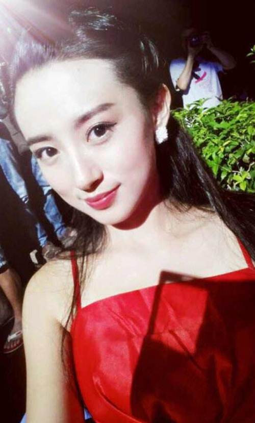 Sở hữu một khuôn mặt sáng, với những đường nét không hề thua kém những nữ diễn viên nổi tiếng. Chen Nina là tâm điểm của sự thu hút khi cuộc thi diễn ra.