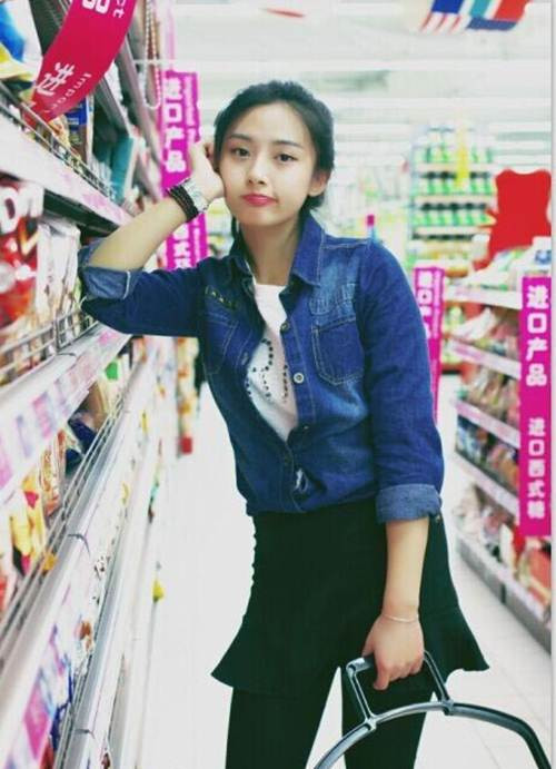  Nàng hoa khôi xinh đẹp muốn sau khi tốt nghiệp sẽ trở thành một giảng viên đại học bởi vì cô thích ở lại trường, sống một cuộc sống đơn giản và trẻ trung như các sinh viên.