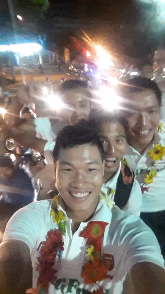 Trung vệ Đông Triều cũng có những bức ảnh tự sướng rất "phởn" cùng anh em trong đội mừng chiến thắng.